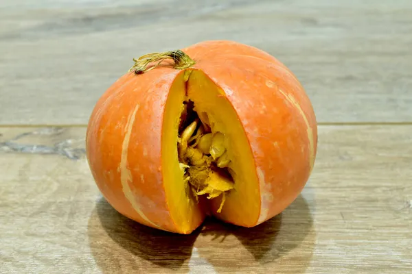 Picture Shows Ripe Orange Pumpkin Cut Slice Wooden Table Seeds — Stock Photo, Image