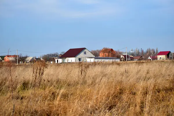 Das Bild Zeigt Ein Mit Trockenem Gras Bewachsenes Feld Und — Stockfoto