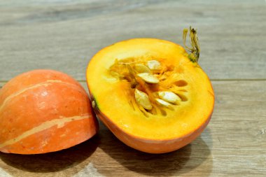 Resim olgun, sarı bir balkabağını gösteriyor. Halılara kesilmiş..