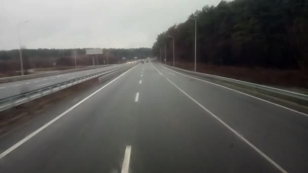 Weg Auto Rijdt Langs Een Weg Met Wegmarkeringen Andere Auto — Stockvideo