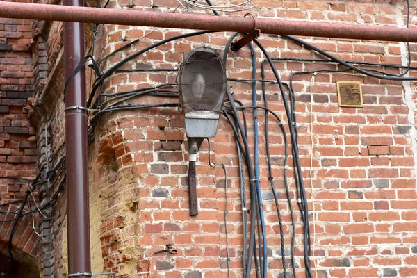 壁には古いアイドルランタンと電線. — ストック写真