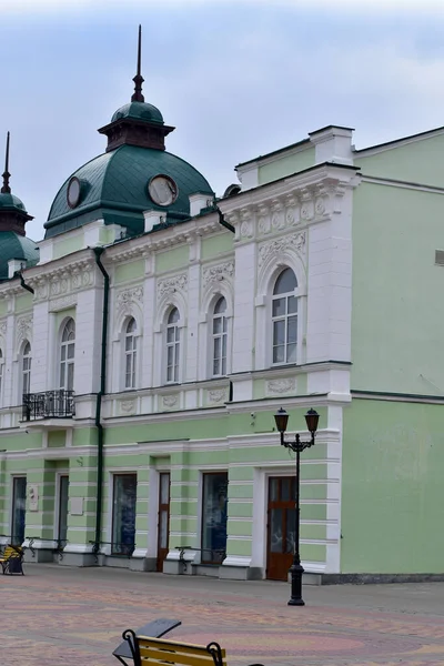 Güzel bir yüzü ve feneri olan eski bir ev..