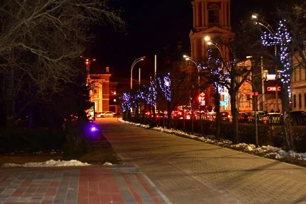 Фотографии Изображен Город Ночью Одна Улиц Городского Парка Освещена Фонарями — стоковое фото