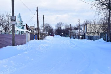 Kardan arınmış olmayan geniş kırsal cadde.