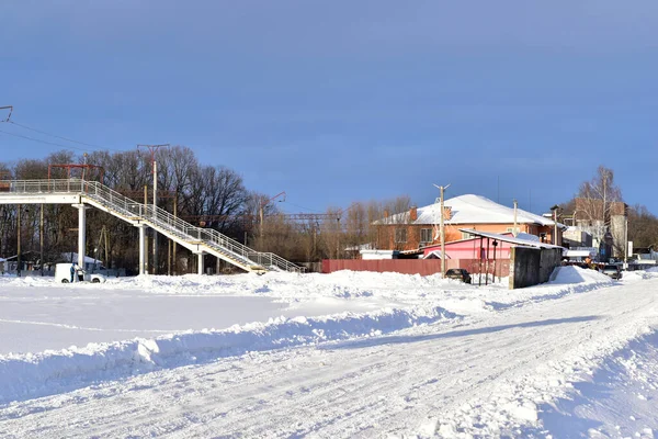 Das Bild Zeigt Eine Weite Schneebedeckte Fläche Eine Fußgängerbrücke Und — Stockfoto
