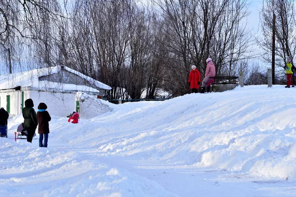 Imagem Mostra Uma Colina Coberta Com Neve Qual Crianças Deslizam — Fotografia de Stock