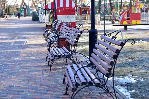 Şehir Parkının Koridorunda Dinlenmek Için Banklar Var — Stok fotoğraf