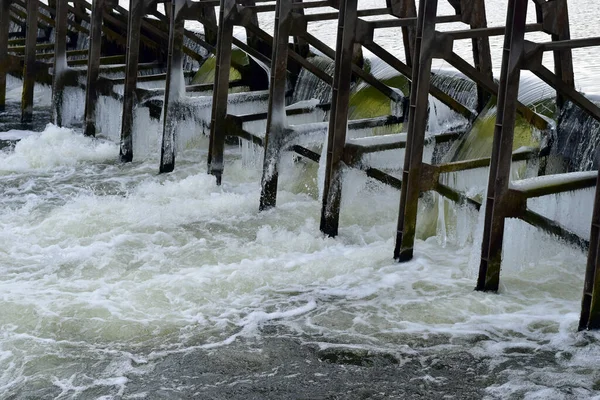 Image Montre Les Piliers Recouverts Glace Barrage Fluvial Eau Mousseuse — Photo