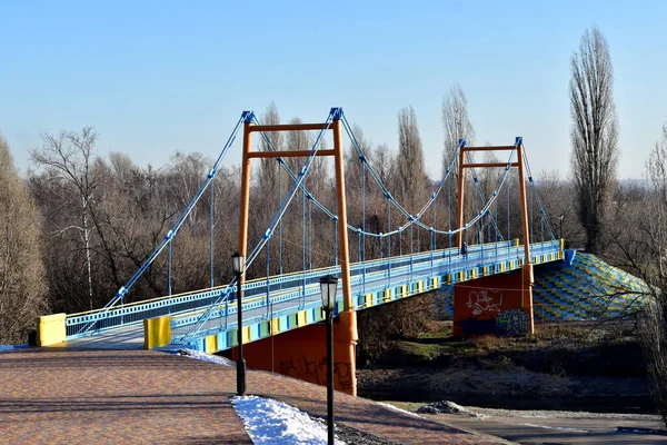 Puente Que Une Las Dos Orillas Está Pintado Azul —  Fotos de Stock