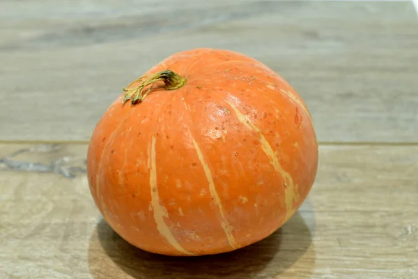 Das Bild Zeigt Einen Orangefarbenen Kürbis Mit Weißen Streifen Auf — Stockfoto