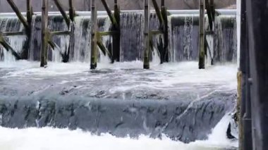 Nehirdeki baraj. Su engelin üzerinden kayıyor..