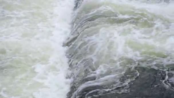 Vistos Correntes Espuma Rolo Água Sobre Barragem — Vídeo de Stock