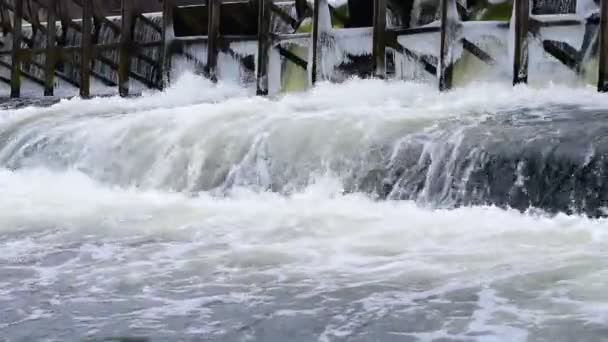 Плотина Реке Покрытой Льдом Вода Катится Через Барьер Вспениваясь — стоковое видео