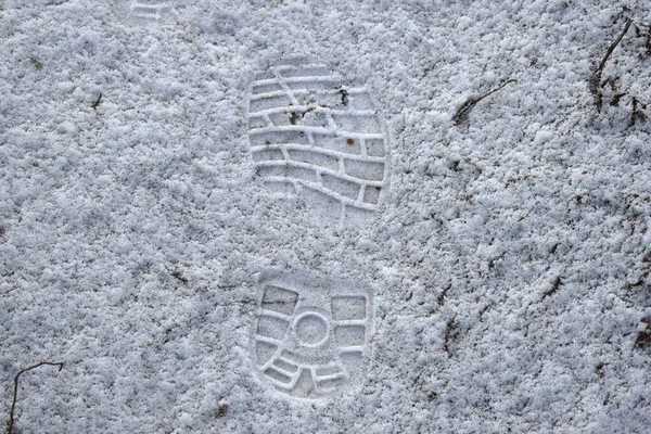 Footprint of shoes on white snow on the road. — 图库照片