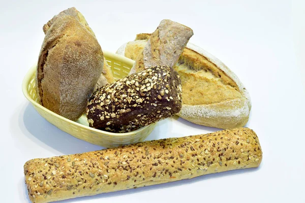 Mehrere Brote Weizenbrot liegen auf einem weißen Tisch. — Stockfoto