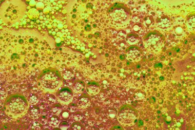 Sarı-yeşil zemin üzerinde şeffaf olmayan hava kabarcıkları tarafından oluşturulan desenli desen.