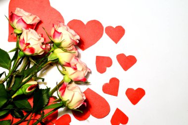 The postcard dedicated to St. Valentine depicts roses and red hearts on a white background.