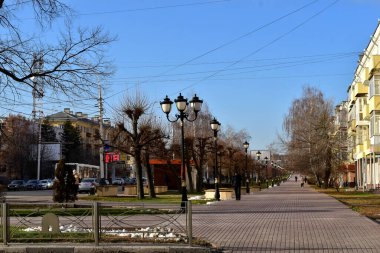 Gündüz vakti sokak lambaları ve patikalarla dolu..