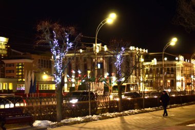 Şehir sokağı, geniş kaldırım ve bina sokak lambaları ve renkli ışıklarla aydınlatılıyor. 11:23:2021Tambov. Rusya.