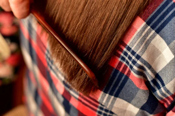 La mujer tiene su corte de pelo largo. —  Fotos de Stock