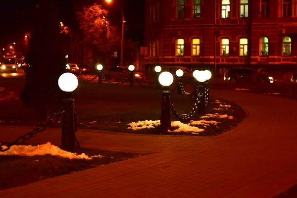 Lanternes rondes dans les rues de la ville. — Photo