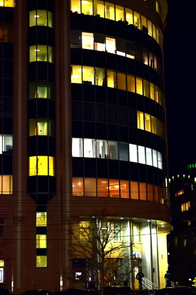 Tall city building with illuminated windows at night. — Stock Photo, Image