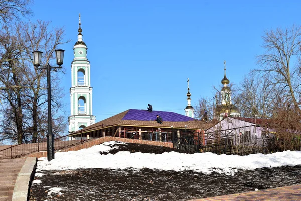 교회의 높은 탑 과 1 층 건물. — 스톡 사진
