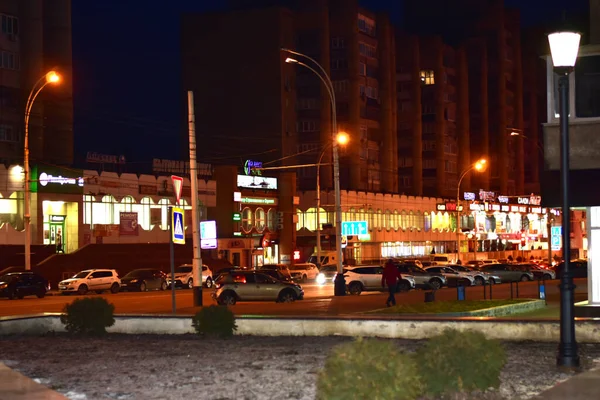 Városi Utca Megvilágított Utcai Lámpák Egy Patak Mozgó Autók Tambov — Stock Fotó