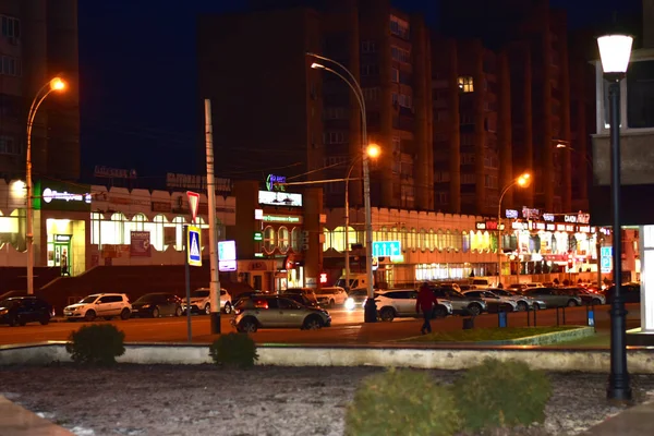 Rua Cidade Iluminada Por Lâmpadas Rua Fluxo Carros Movimento Tambov — Fotografia de Stock