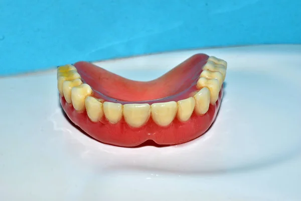 La mascella del dente superiore giace su un tavolo bianco. — Foto Stock