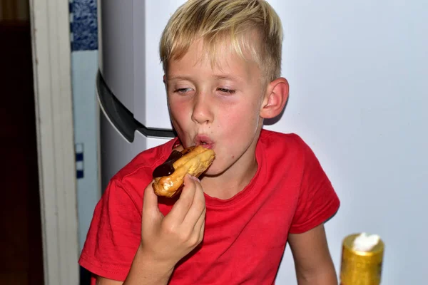 Chico Sentado Mesa Comer Pastel Para Esto Llevó Eclair Boca —  Fotos de Stock