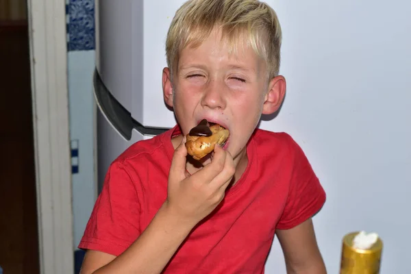 Boy Sitting Table Eating Cake Grimace Discontent Visible His Face — Stock Photo, Image