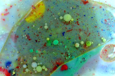 Doku deseni, mavi arkaplanda kırmızı ve sarı kabarcıklar içeren çok renkli sabun baloncuklarıyla oluşturuldu.