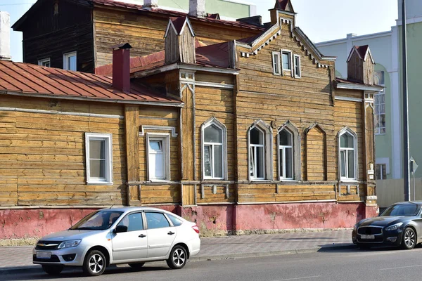 Біля Одноповерхового Дерев Яного Старого Будинку Машини — стокове фото