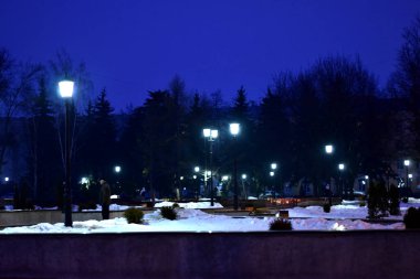 Geceleri şehir ve parklardan biri fenerlerle ve vitrinlerle aydınlatılıyor..