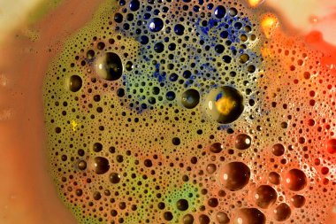 Resim, kahverengi arkaplandaki küçük kabarcıklardan oluşan bir doku deseni gösteriyor..