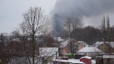Ukrayna. - Savaş. Yanan bir evin çatısından dumanlar yükseliyor, patlayan bir tahtanın çatlağı....