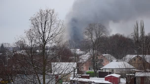 Ukrajina Válka Střechy Hořícího Domu Stoupá Kouř Praskání Praskajícího Břidlice — Stock video