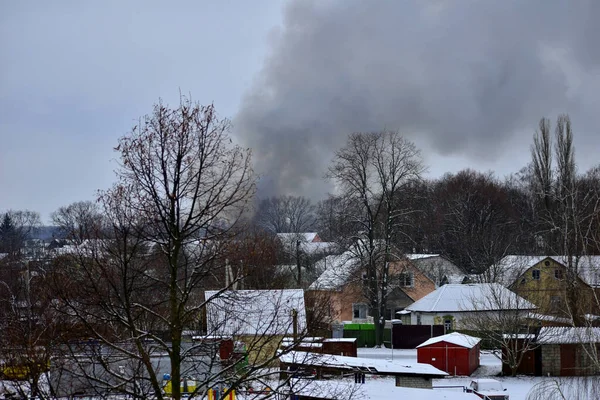 - Savaş. Ukrayna. Özel bir ev yanıyor..