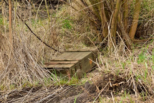 Drewniany Pojemnik Przeznaczony Transportu Pocisków Artyleryjskich Leżał Trawie — Zdjęcie stockowe