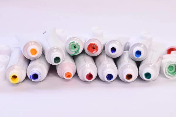 Tubos Abiertos Pintura Acrílica Yacen Una Pila Sobre Fondo Blanco —  Fotos de Stock