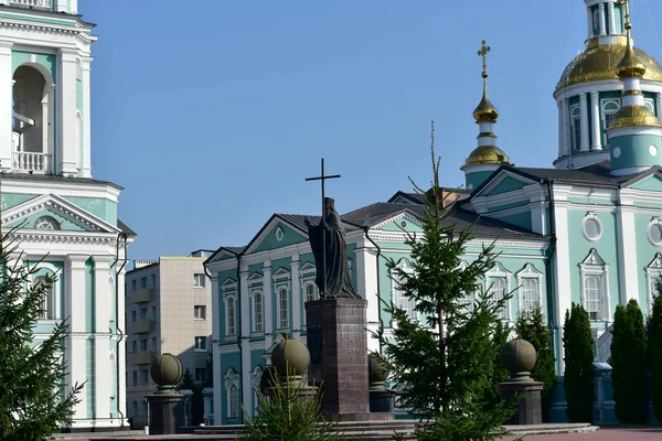 城市基督教教堂 有镀金的圆顶 钟塔和纪念碑 — 图库照片