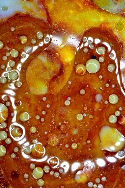Kalıbı kahverengi arkaplandaki bir sıvıdaki kabarcıklar oluşturur..