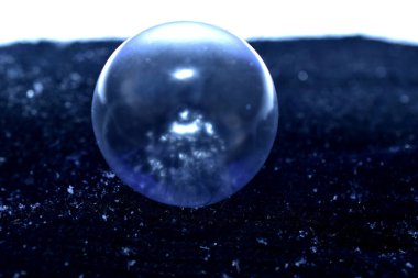 Resim, sabunlu sudan yaratılmış ve soğuktan donmuş bir topu gösteriyor..