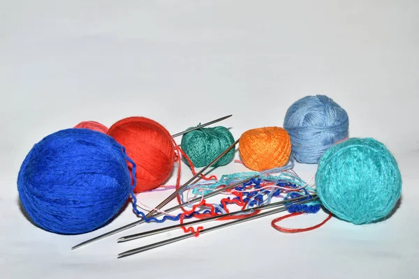 Een Witte Achtergrond Draden Van Verschillende Kleuren Voor Breien Worden — Stockfoto