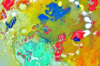 Kırmızı, mavi, sarı arkaplanda sıvı sabun köpükleri tarafından oluşturulan doku deseni.