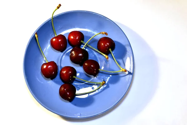 Reife Rote Kirschen Liegen Auf Einem Keramikteller Draufsicht — Stockfoto