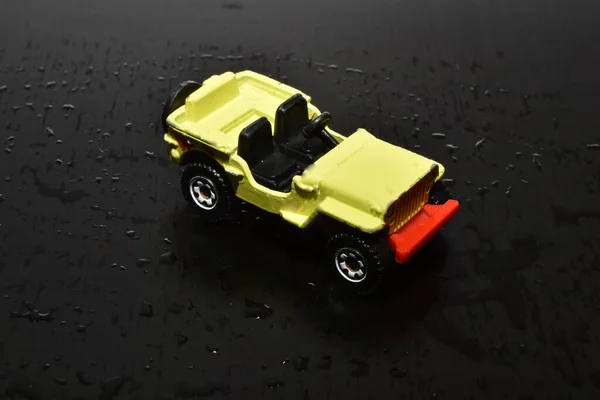 Picture Yellow Jeep Children Toy Stands Dark Table — Zdjęcie stockowe