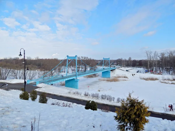 Imagen Muestra Río Invierno Con Una Superficie Congelada Puente Azul —  Fotos de Stock