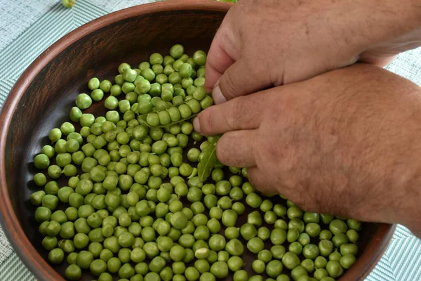 Picture Men Hands Open Pods Extract Green Peas — Foto de Stock